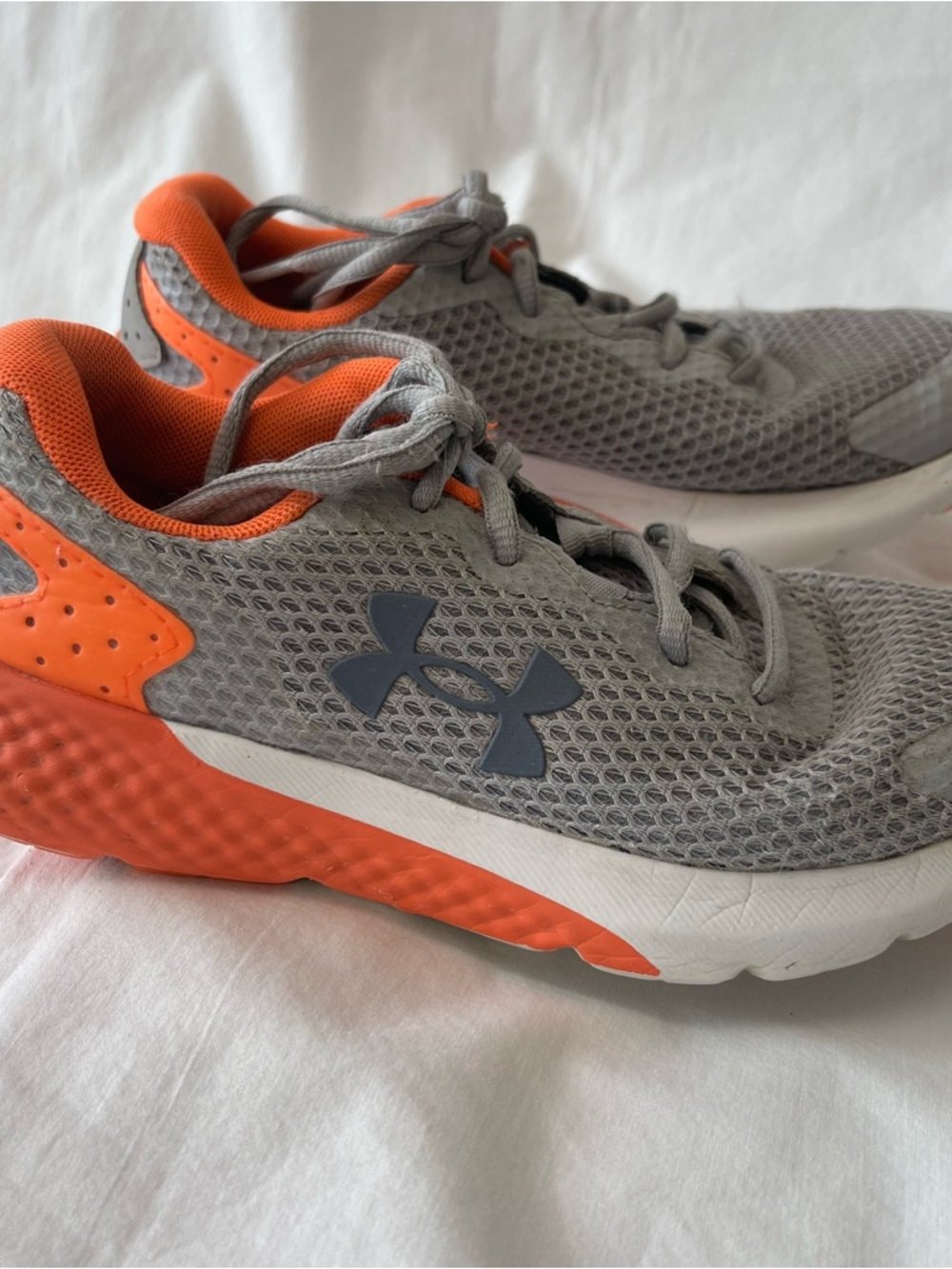Under Armour UA Sneakers/Shoes BGS Charged Rogue 3 Gray & Orange Youth Sz 3.5